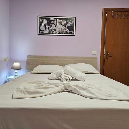 Bral Apartments 8 Two-Bedroom Beachfront Dıraç Dış mekan fotoğraf