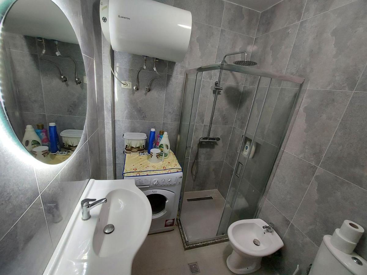 Bral Apartments 8 Two-Bedroom Beachfront Dıraç Dış mekan fotoğraf